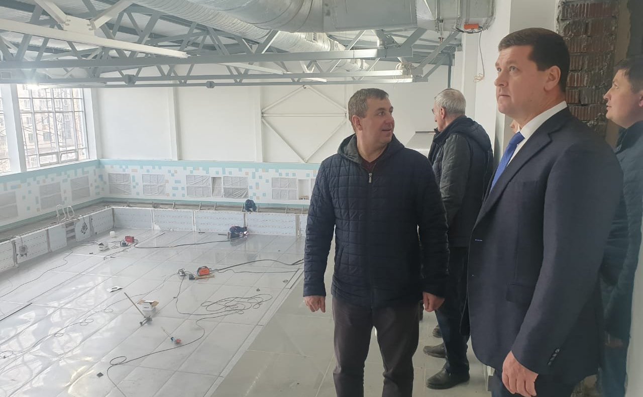 Андрей Чернышев в ходе поездки в регион проинспектировал строительство бассейна Братского государственного университета