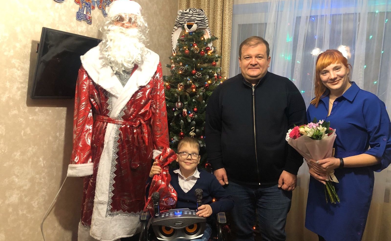 Сергей Безденежных приехал в Комсомольск-на-Амуре и вместе с Дедом Морозом вручил долгожданный подарок юному музыканту Жене Луговому