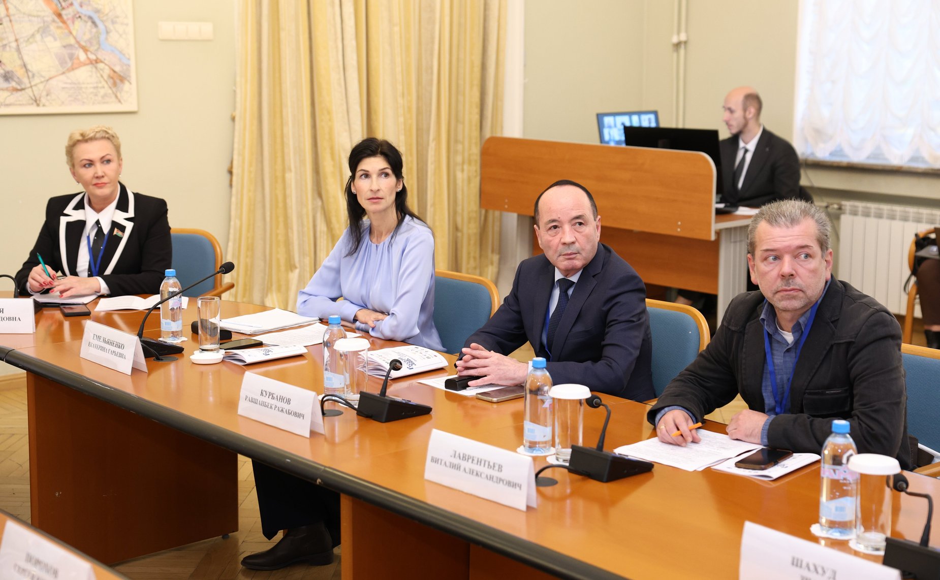 Заседание круглого стола на тему «Образовательные мосты: университеты и языковые центры как важный фактор продвижения русского языка за рубежом»