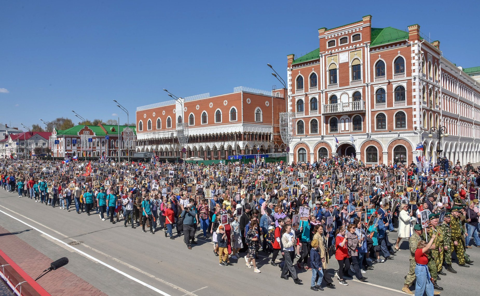 Константин Косачев совместно с главой Республики Александром Евстифеевым, членами правительства Марий Эл, общественными деятелями, активистами народных движений и ветеранами войны сенатор присоединился к всероссийской акции «Бессмертный полк»