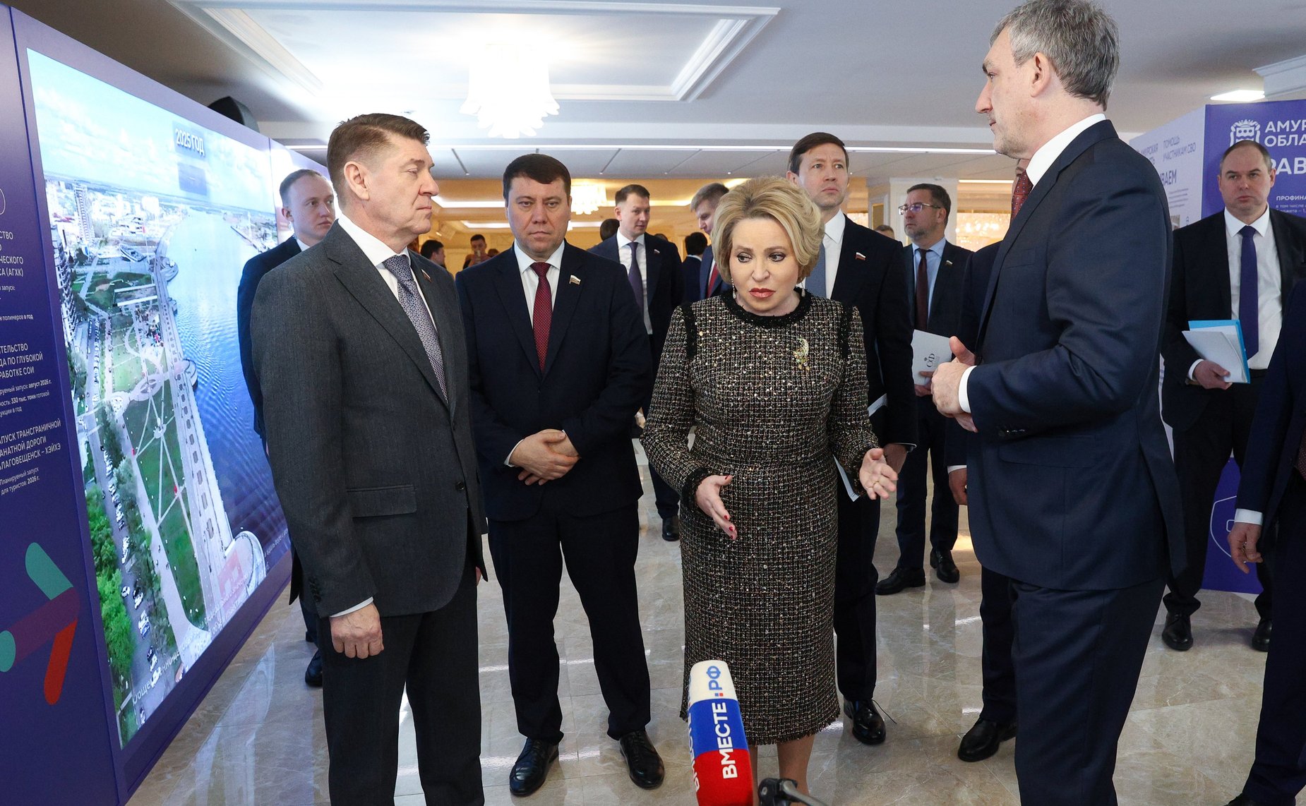 Валентина Матвиенко и Василий Орлов осмотрели выставку, посвященную истории и перспективным направлениям развития Амурской области