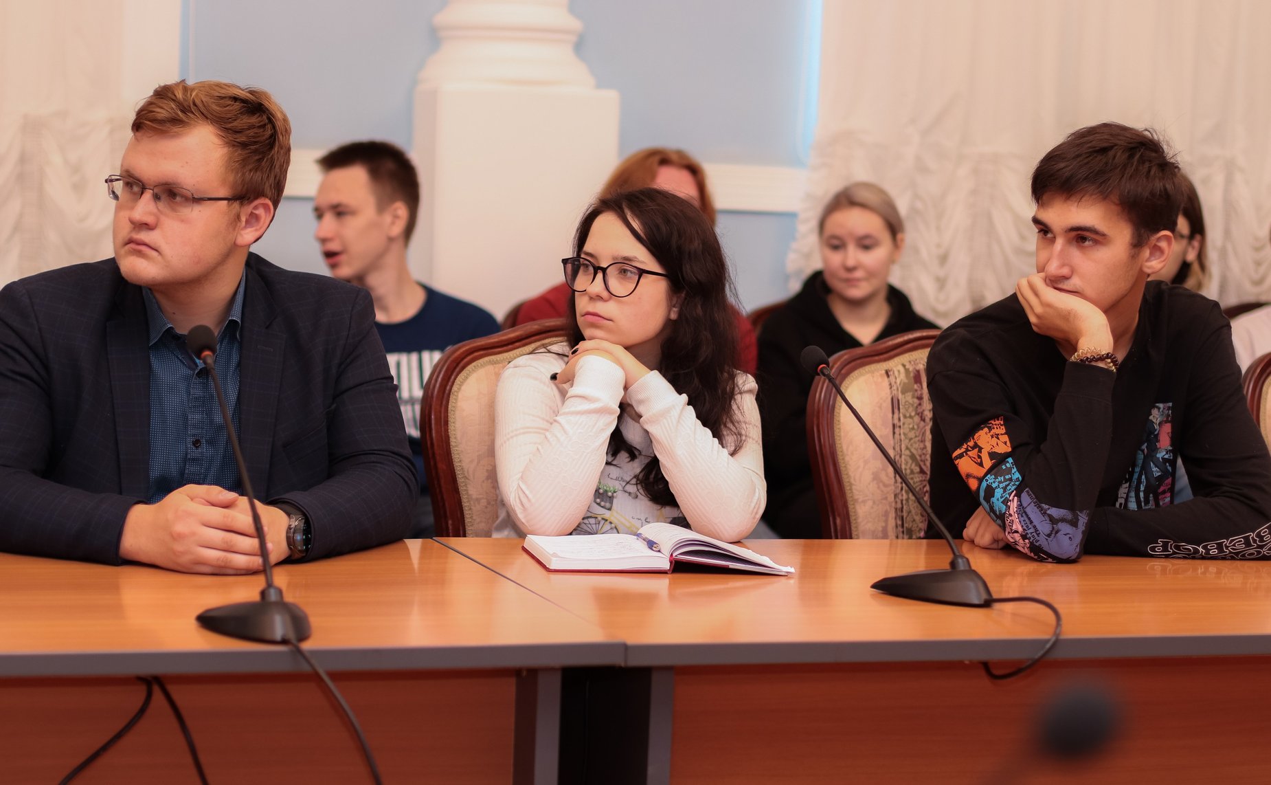 Юрий Воробьев провел встречу с представителями студенческих сообществ и объединений региона на тему «Мир сегодня»