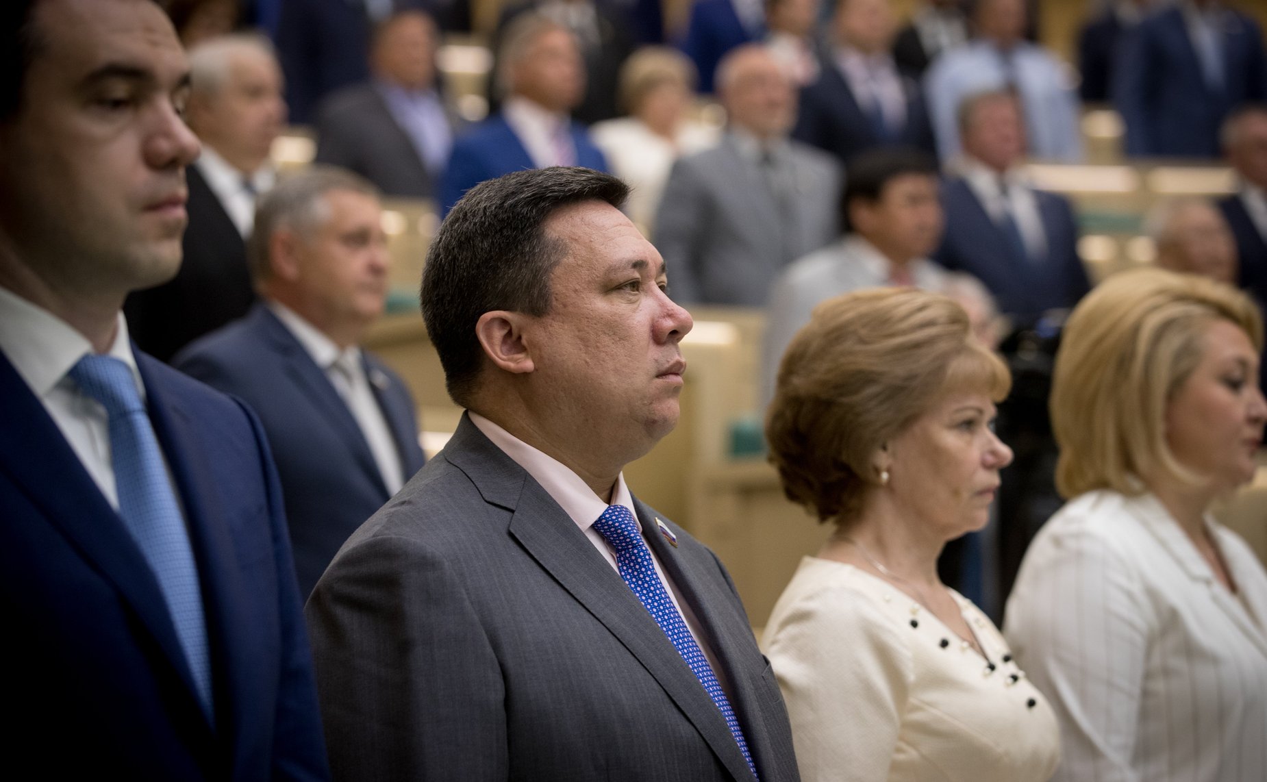 Сенаторы слушают гимн России перед началом 459-го заседания Совета Федерации