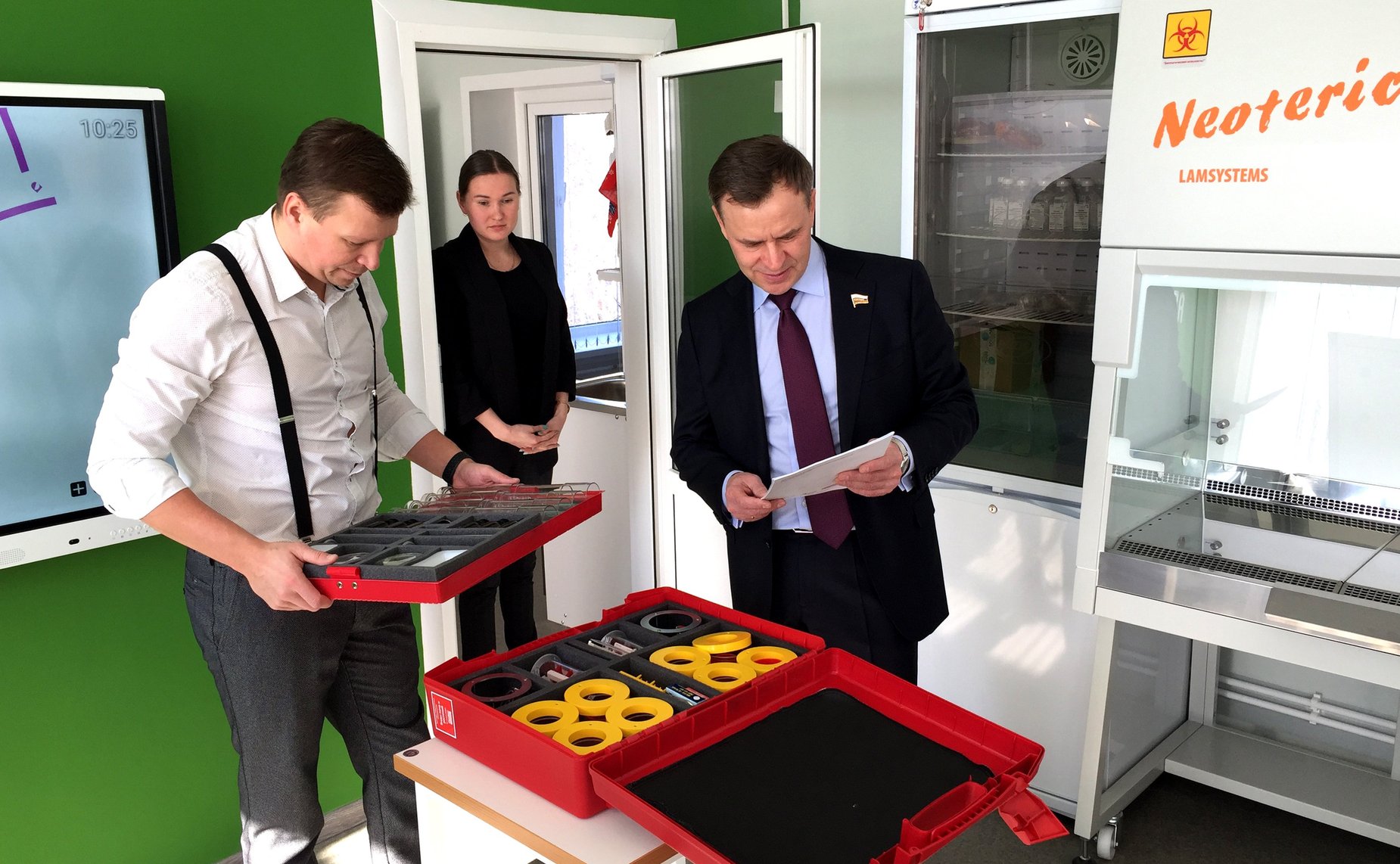 Виктор Новожилов осмотрел первую в Архангельской области научно-учебную лабораторию «Агрокуб»