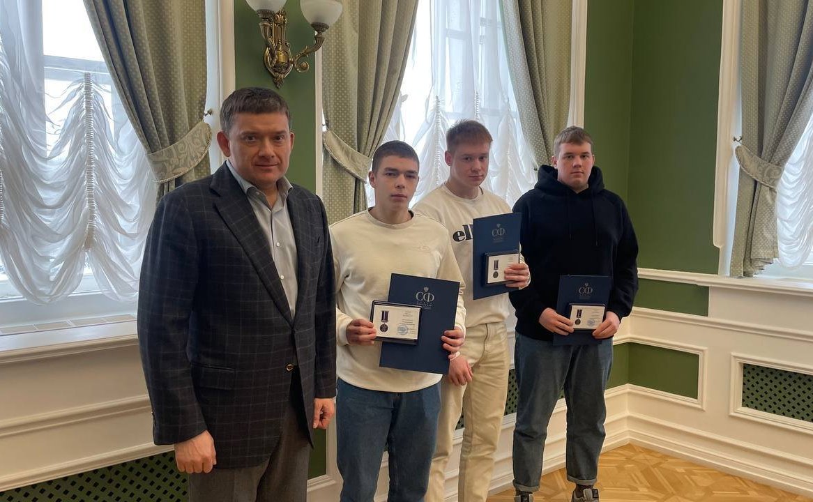 Заместитель Председателя СФ Николай Журавлёв в рамках рабочей поездки в регион встретился с юными костромичами, которым вручил медали «За проявленное мужество» в рамках ежегодного проекта «Дети-герои»