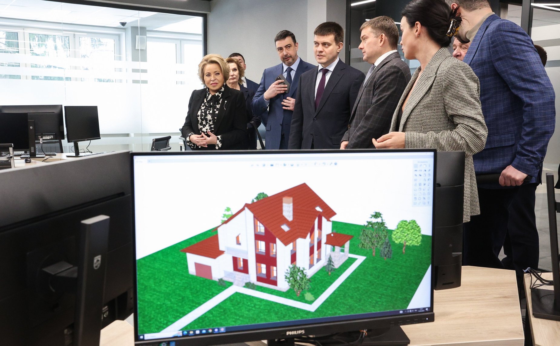 Валентина Матвиенко вместе с губернатором региона Михаилом Котюковым посетила подразделения Сибирского федерального университета