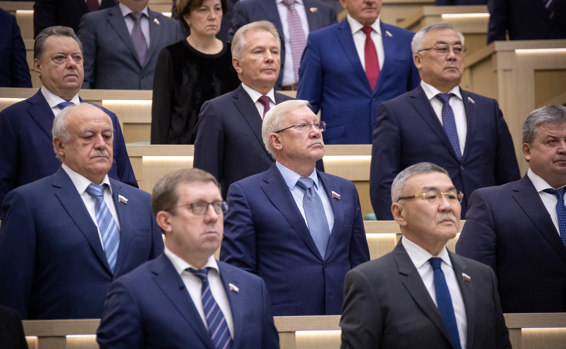 Сенаторы слушают гимн России перед началом 473-го заседания Совета Федерации