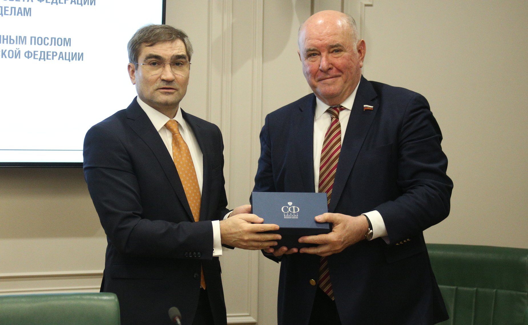 Встреча председателя Комитета СФ по международным делам Григория Карасина с Чрезвычайным и Полномочным Послом Республики Молдова в РФ Л. Дарием