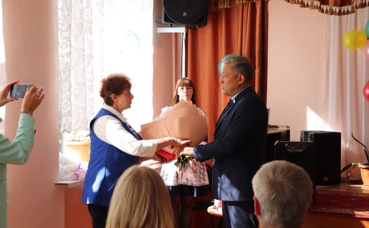 Юрий Валяев побывал в школе №3 им. Героя Советского Союза Ю.В. Тварковского и поздравил директора и педагогический коллектив учебного заведения с 85-летием создания школы