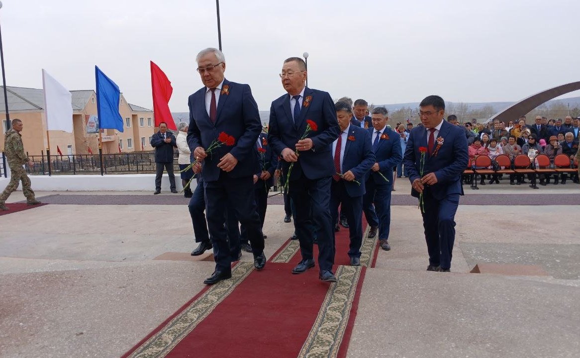 Баир Жамсуев принял участие в торжественных мероприятиях, посвященных 80-ой годовщине Великой Победы, в Могойтуйском муниципальном округе