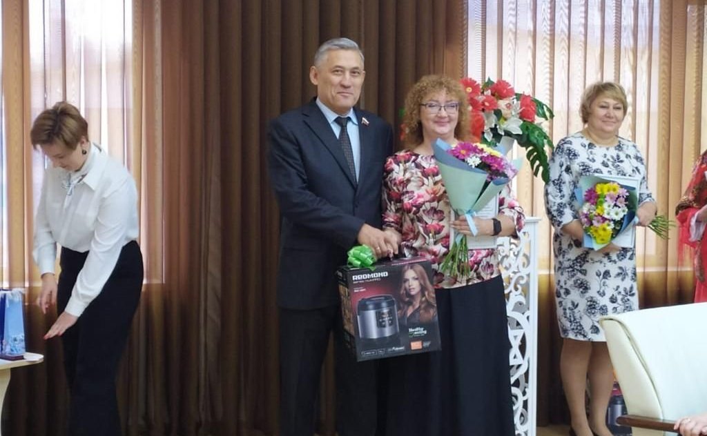 Юрий Валяев в многофункциональном центре региона принял участие в мероприятии, посвященном предстоящему Дню матери – «Мама – это жизнь»