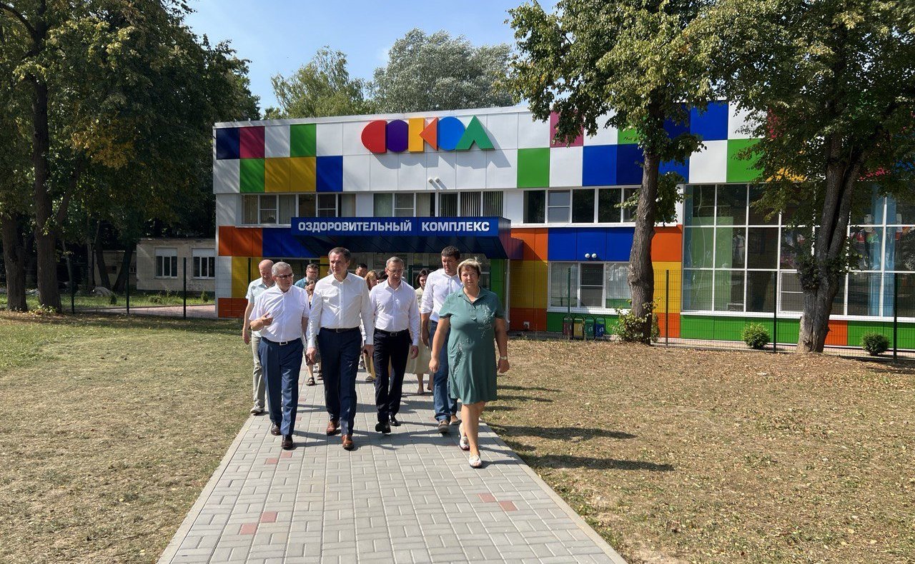 Анатолий Артамонов посетил детский лагерь «Сокол», на базе которого проводится первая межрегиональная ИТ-смена