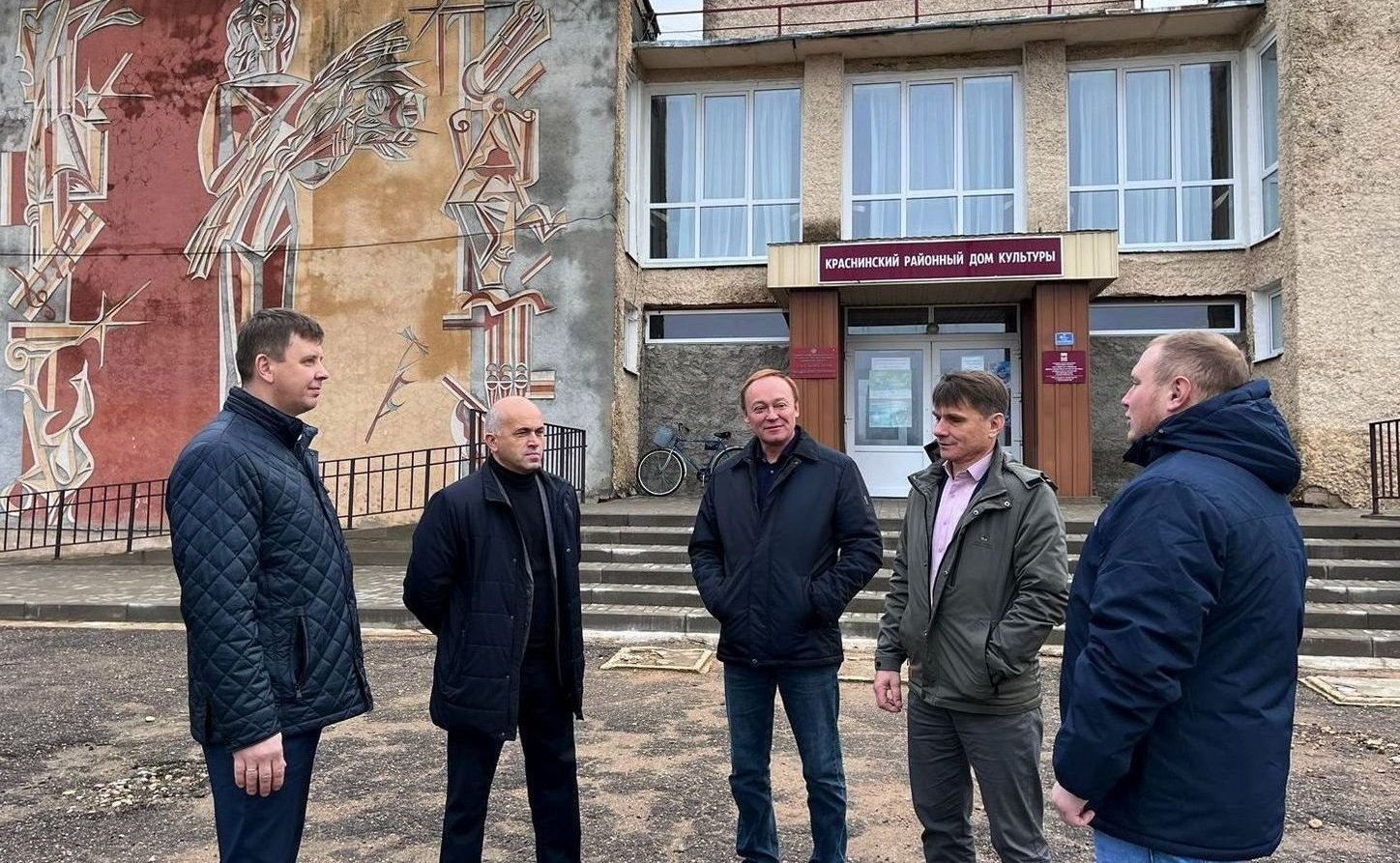 Артем Малащенков побывал в Краснинском районном Доме культуры, участвующем в региональной программе «Культура малой родины»