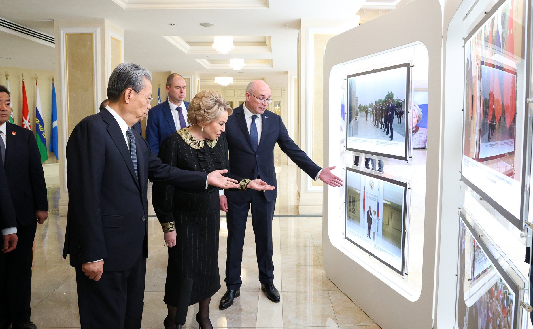Валентина Матвиенко и Чжао Лэцзи осмотрели фотовыставку «Нерушимая дружба великих народов, стратегическое партнерство великих держав»