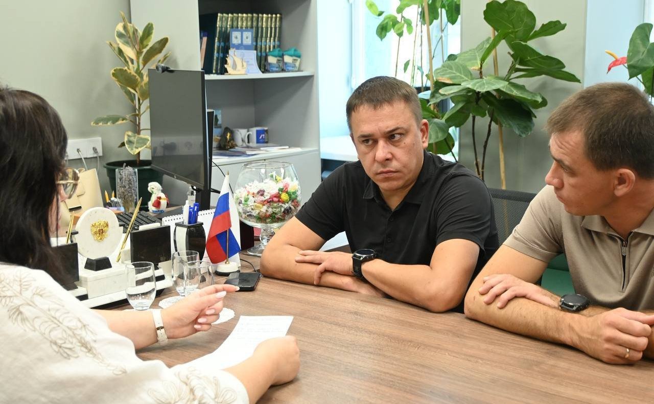 Айрат Гибатдинов посетил ключевые образовательные организации воссоединённых регионов
