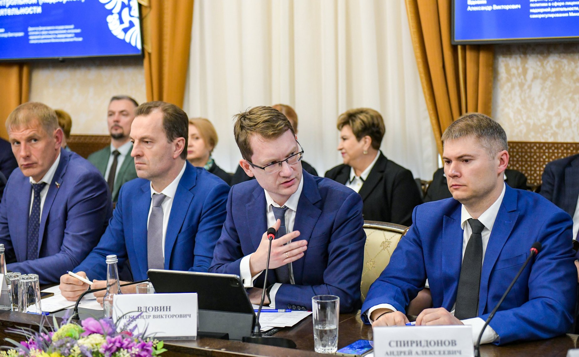 Вячеслав Тимченко провел расширенное заседание по вопросам контрольно-надзорной деятельности в Республике Хакасия