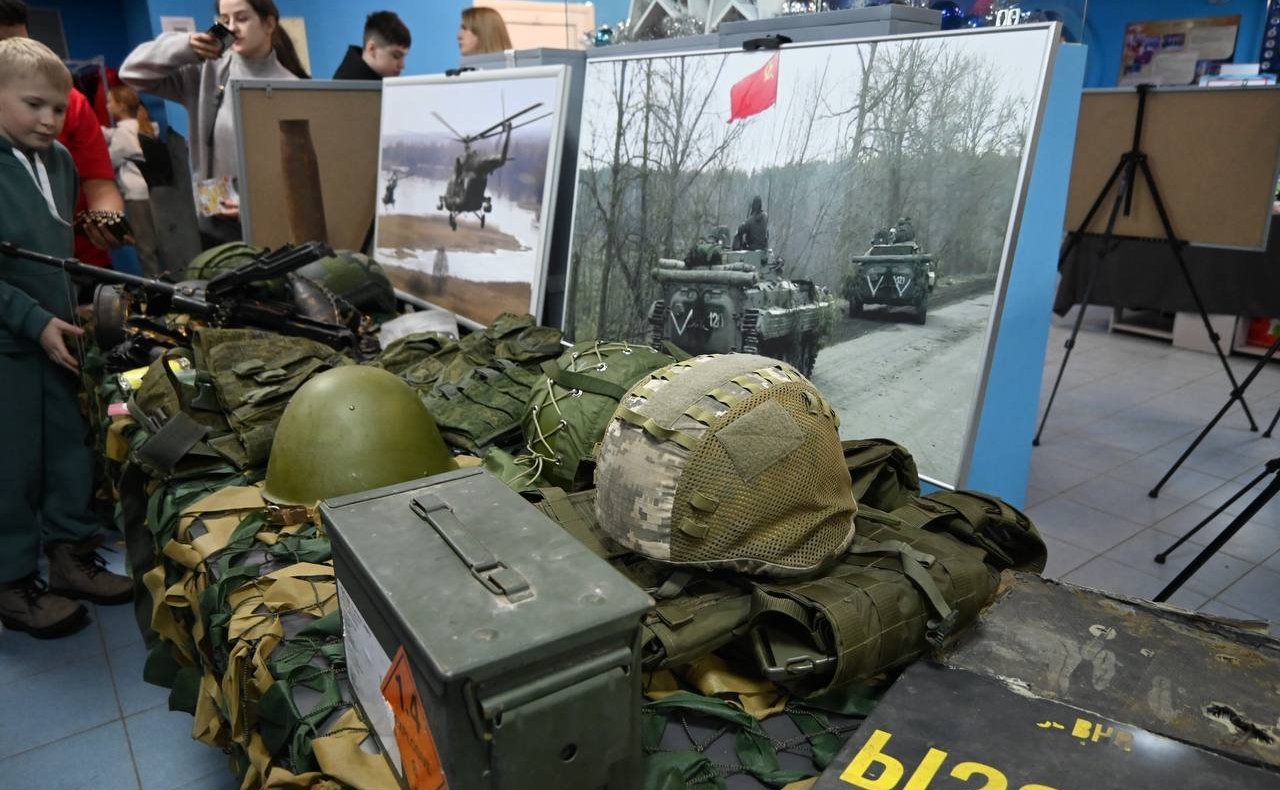 В Ульяновске прошёл праздничный концерт для детей участников специальной военной операции, в фойе концертного зала организована фотовыставка «Герои Гостомеля» и показ образцов боевого снаряжения