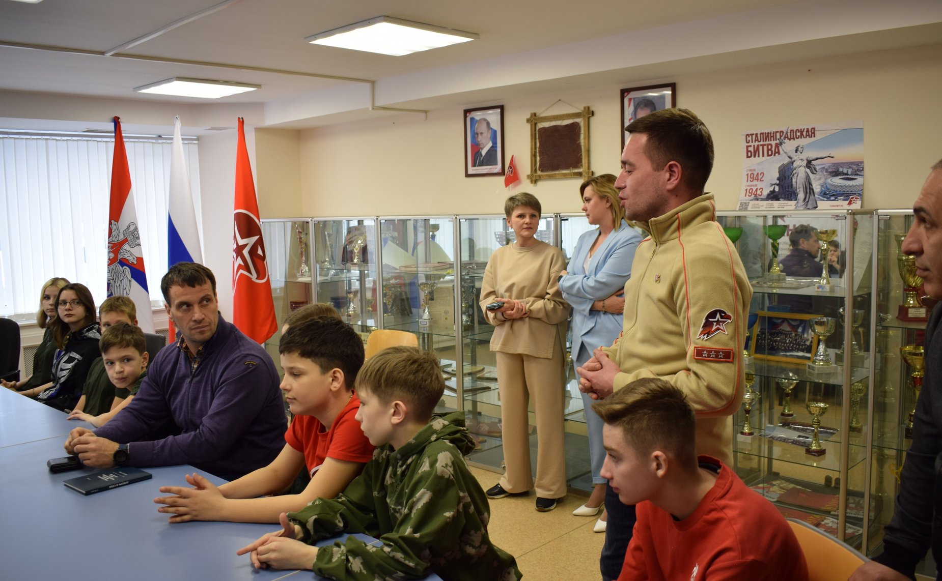 Эдуард Исаков посетил учреждения социального обслуживания и образования, здравоохранения и спорта в Когалыме и Нижневартовске