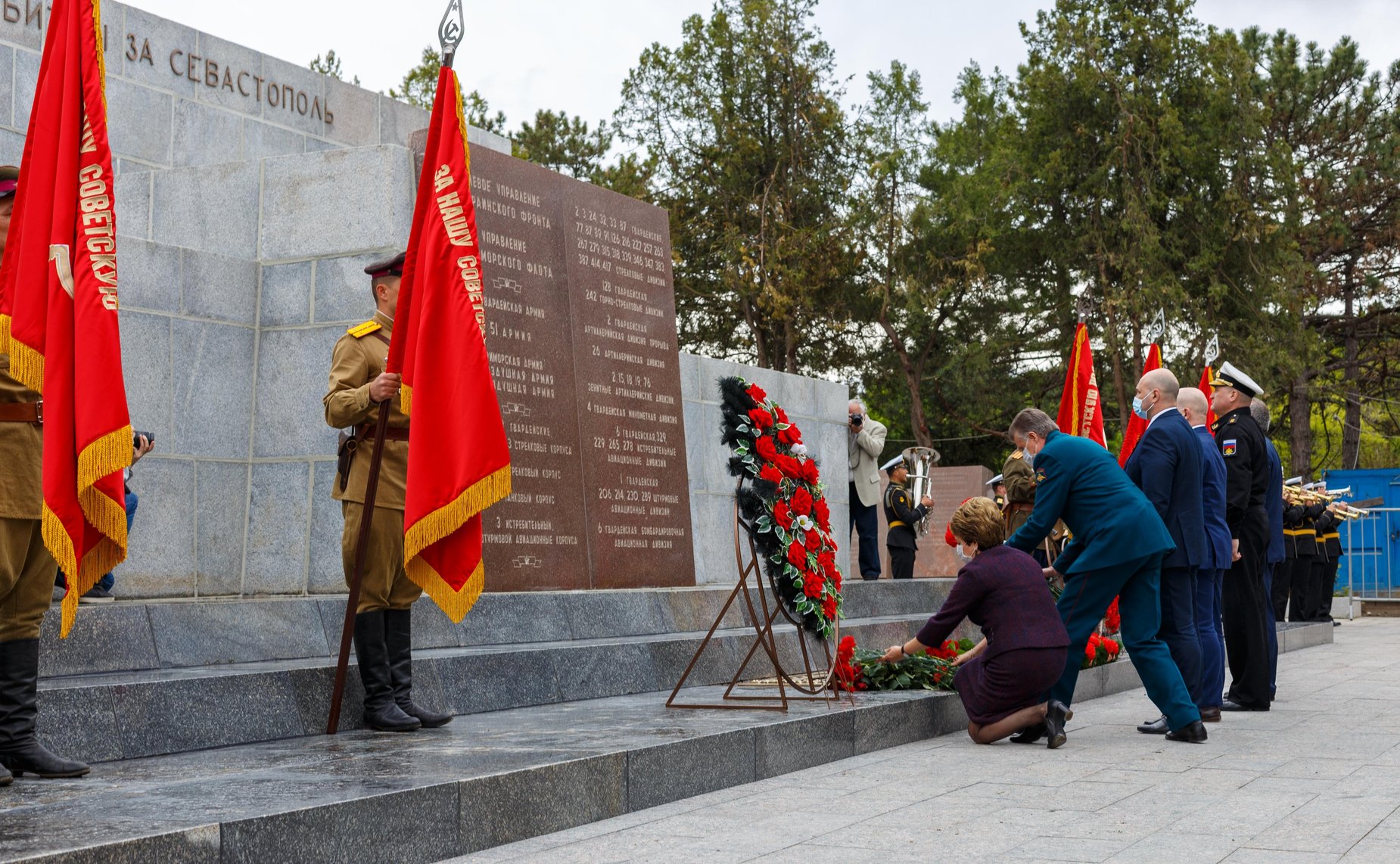Е. Алтабаева и В. Куликов приняли участие в возложении цветов к обелиску Славы на Сапун-горе