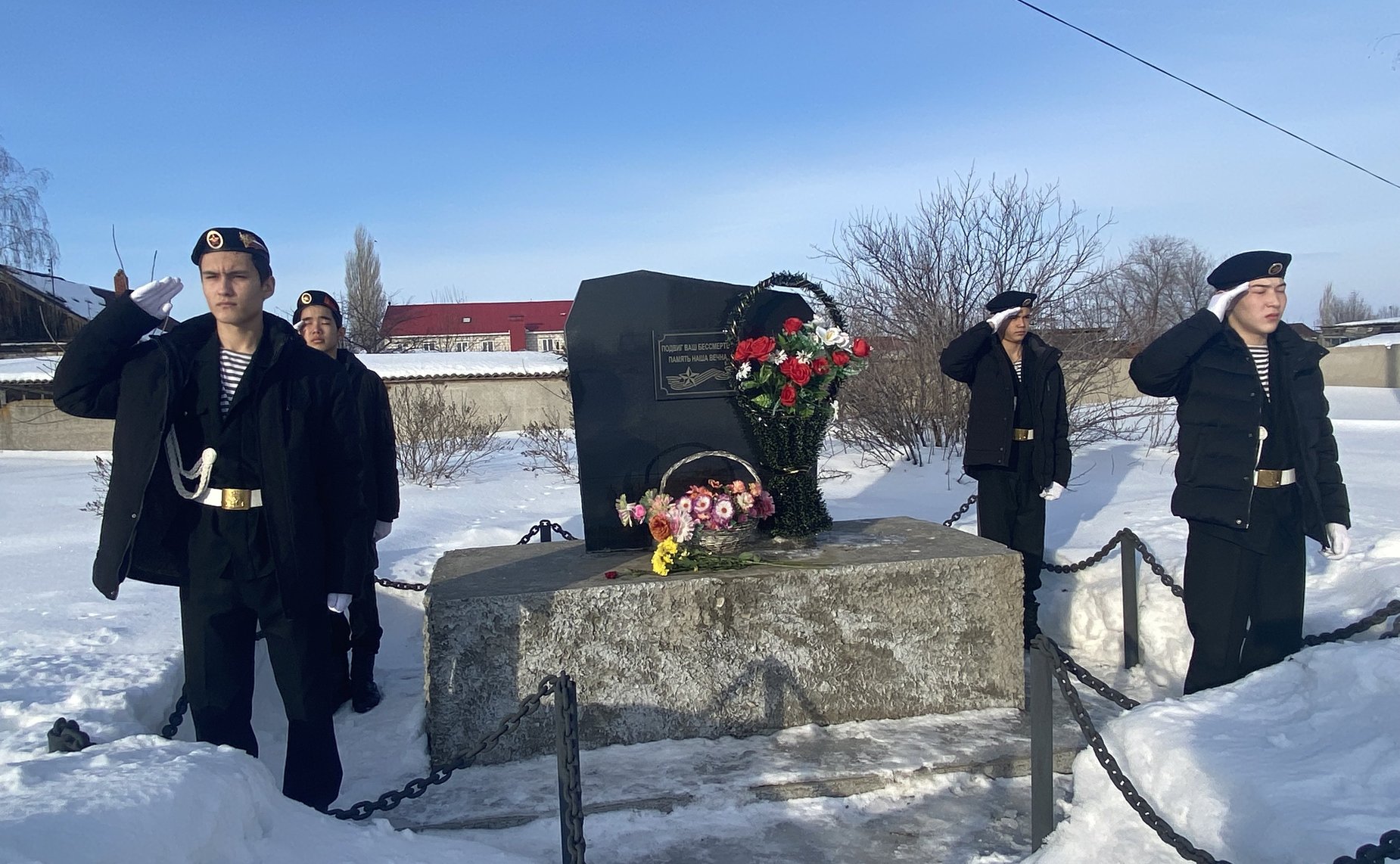 Олег Алексеев в ходе работы в регионе посетил Ровенский район. Сенатор поздравил победителей конкурса следопытских работ школьных музеев «Неизвестный солдат»