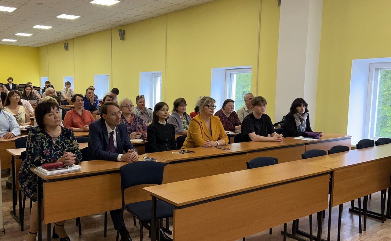 Екатерина Алтабаева вручила Благодарность Председателя Совета Федерации Валентины Матвиенко коллективу Филиала МГУ в Севастополе