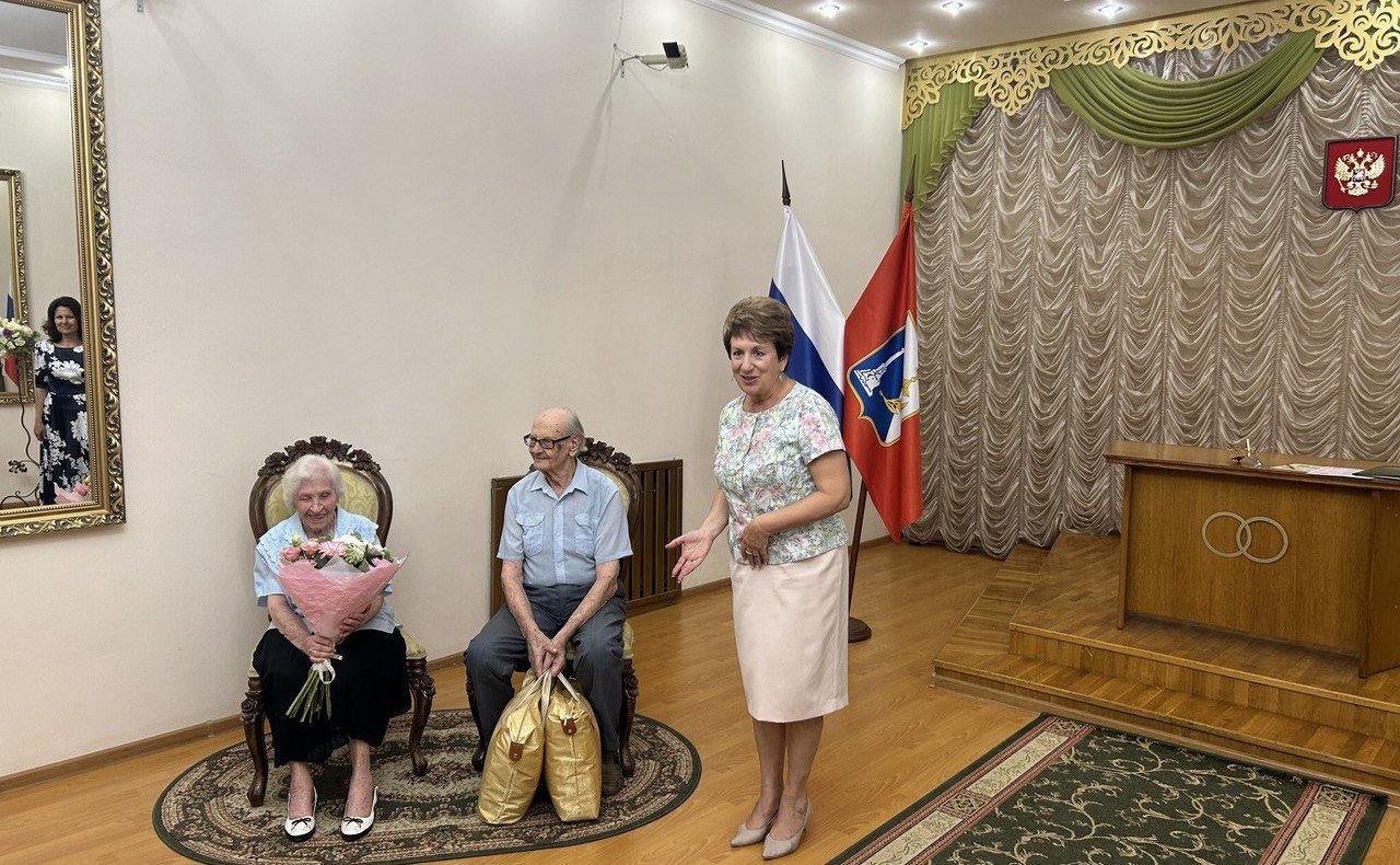 Екатерина Алтабаева поздравила супружескую пару в Севастополе с 70-летним юбилеем совместной жизни