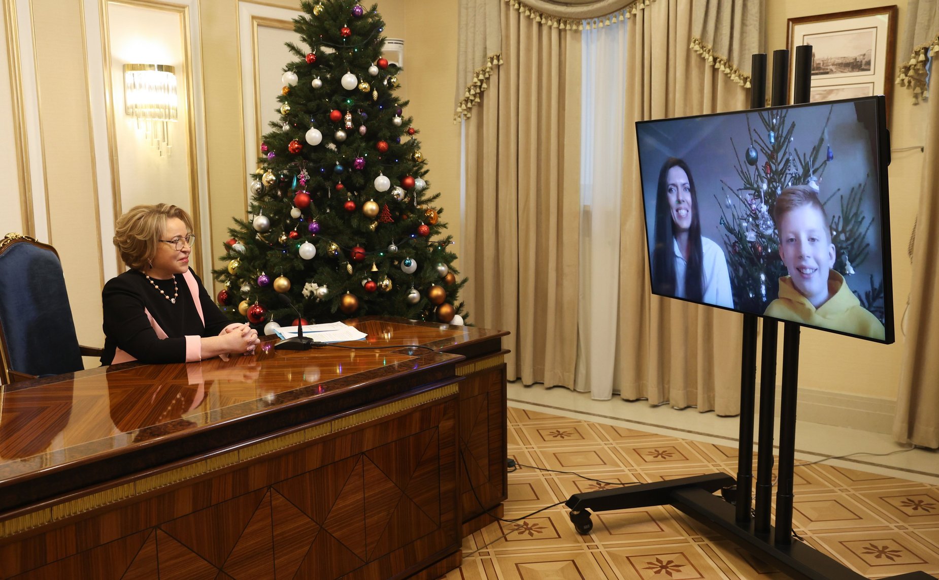 Валентина Матвиенко приняла участие во Всероссийской акции «Елка желаний» и исполнила желание десятилетнего Владислава из Санкт-Петербурга