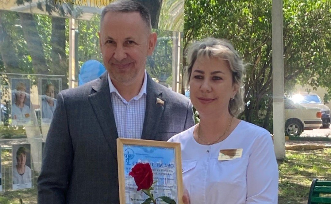 Олег Алексеев в ходе рабочей поездки в регион поздравил медицинских работников города Саратова с профессиональным праздником