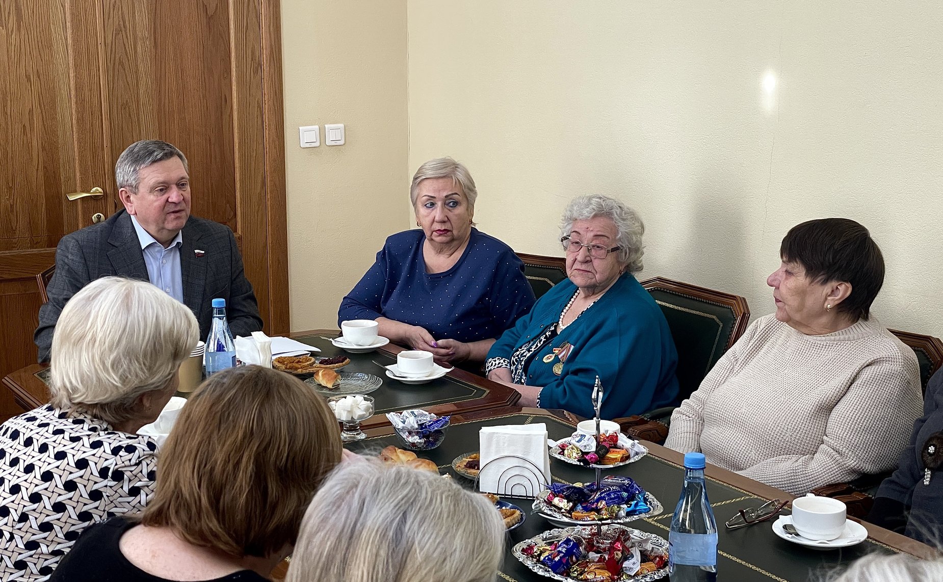 Александр Лутовинов в рамках региональной недели провёл встречу с коллективом Ненецкой окружной общественной организации ветеранов (пенсионеров) войны, труда, вооруженных сил и правоохранительных органов