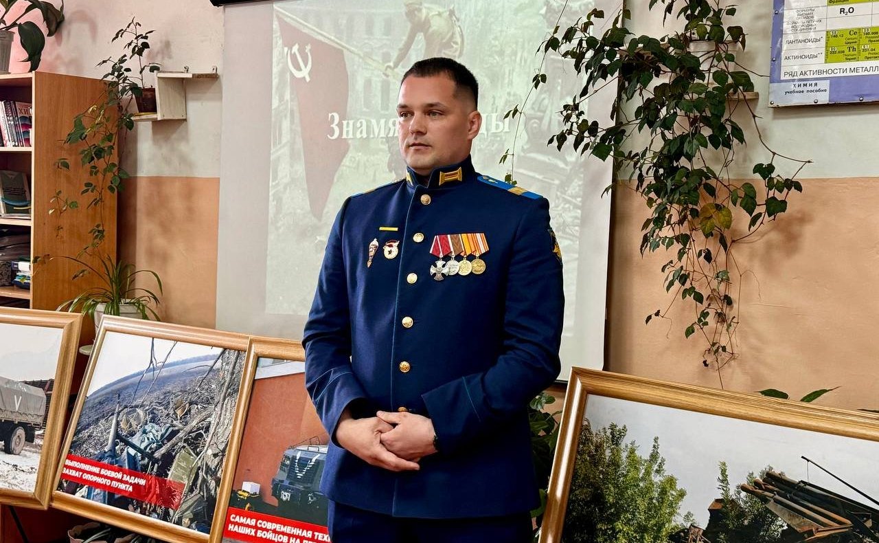 Айрат Гибатдинов вместе с участником специальной военной операции, бойцом Гостомельского десанта Антоном Шиловым провели Урок мужества для студентов Старомайнского технологического техникума в Ульяновской области