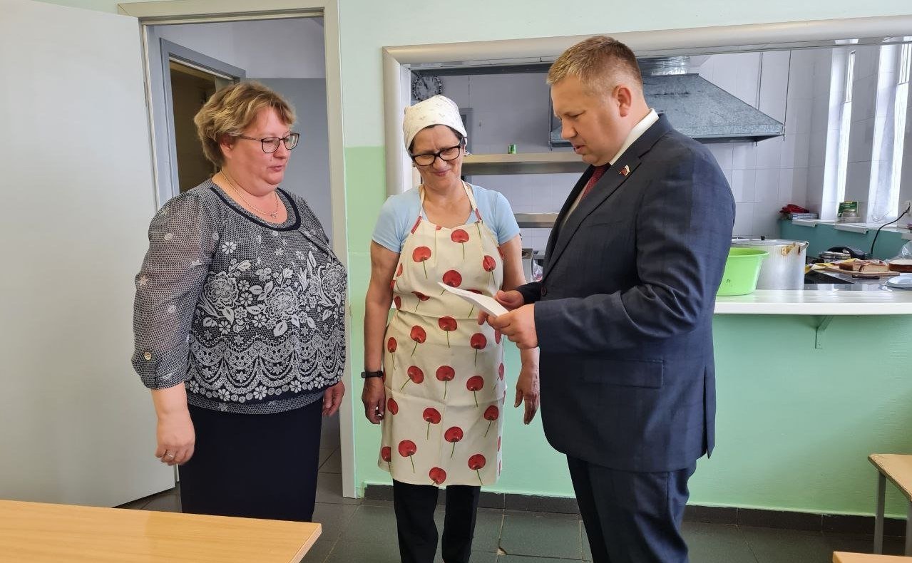 Денис Гусев в рамках работы в регионе побывал в поселковой школе-девятилетке