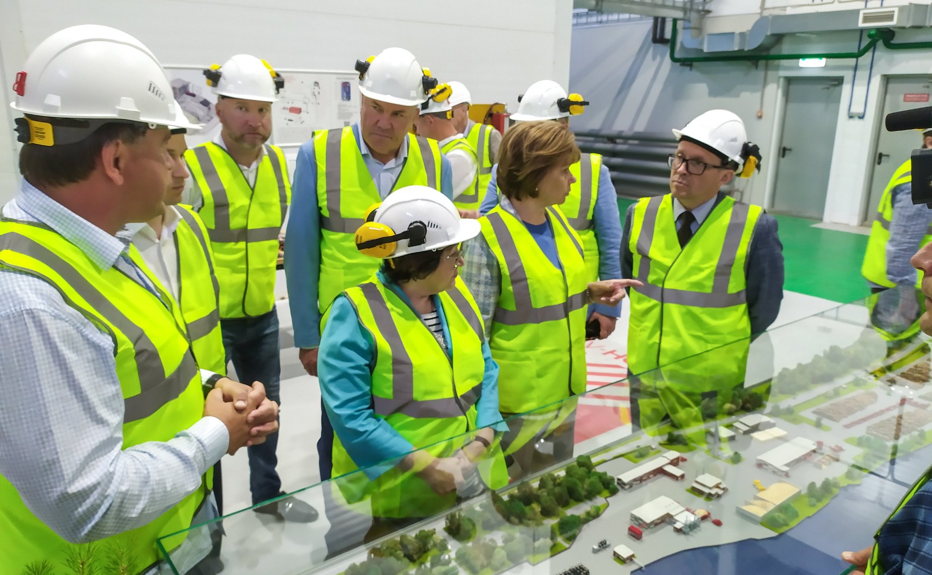 В рамках работы Совета по вопросам развития лесного комплекса сенаторы посетили ряд производственных объектов на территории Архангельской области