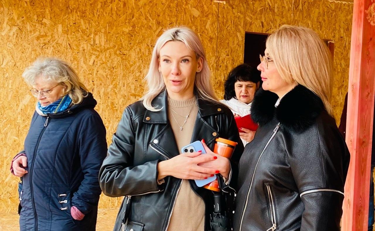 Наталия Косихина и Александр Русаков в ходе поездки в регион проверили ход строительства быстровозводимых корпусов и благоустройства территории в детском оздоровительно-образовательном центре имени А. Матросова