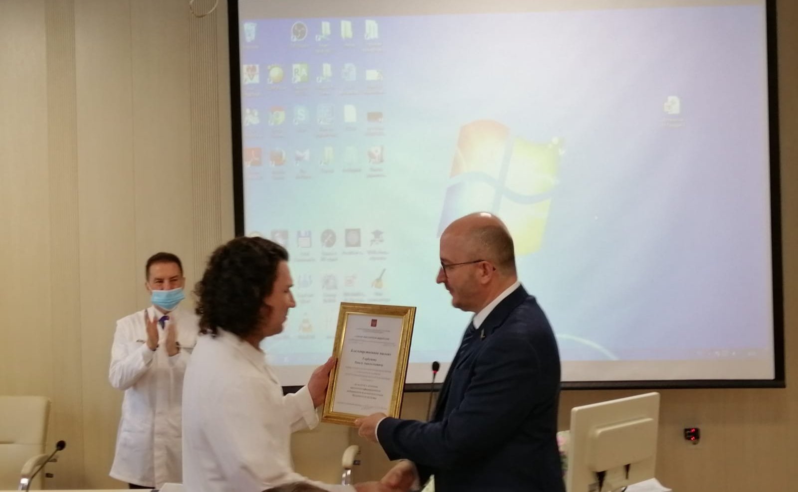Олег Цепкин наградил медицинских работников Челябинской областной больницы