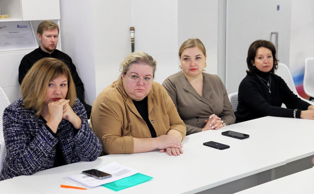 Оксана Хлякина в ходе рабочей поездки в регион провела круглый стол на тему «Крепкая семья — основа благополучия России»