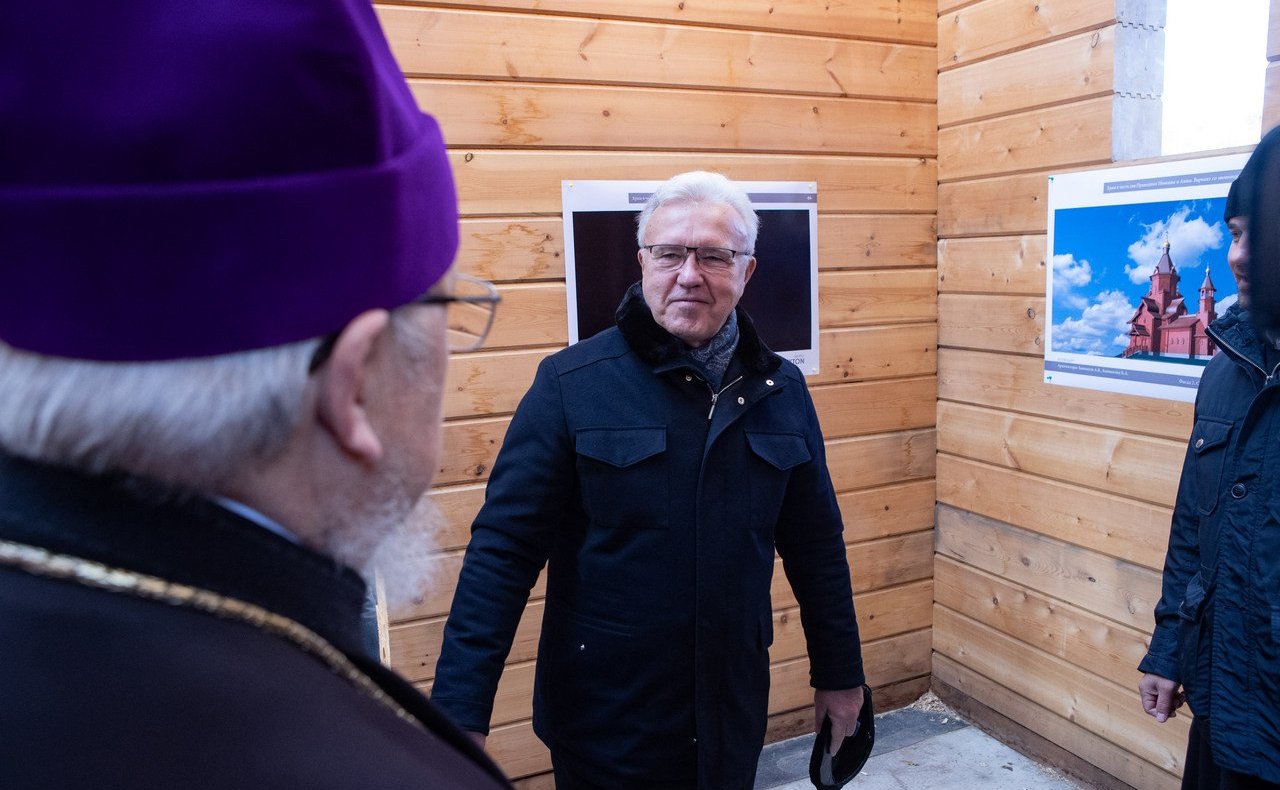 Александр Усс в рамках поездки в регион встретился с митрополитом Красноярским и Ачинским Пантелеимоном у строящегося храма