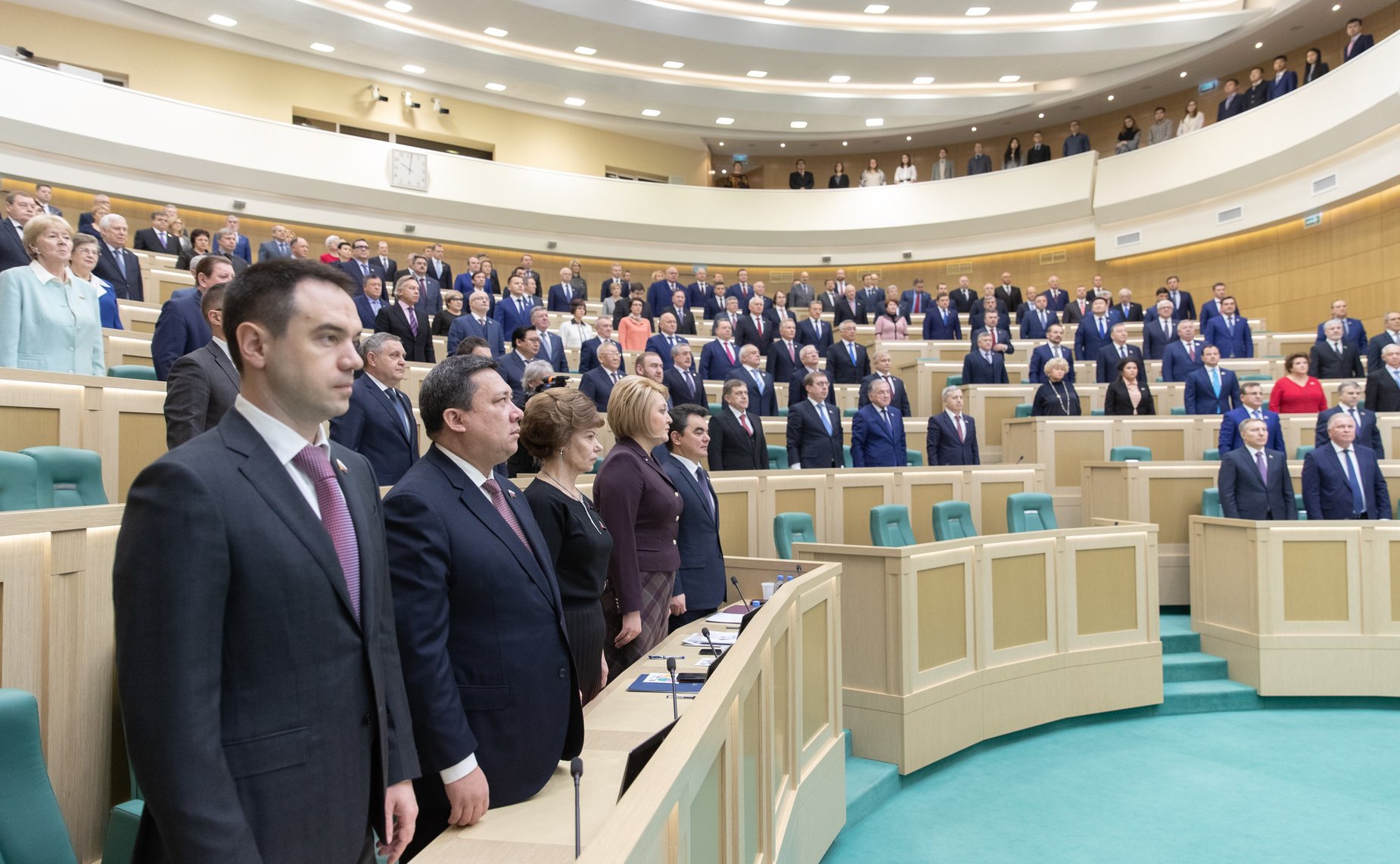 Сенаторы исполняют гимн РФ перед началом 449-го заседания Совета Федерации