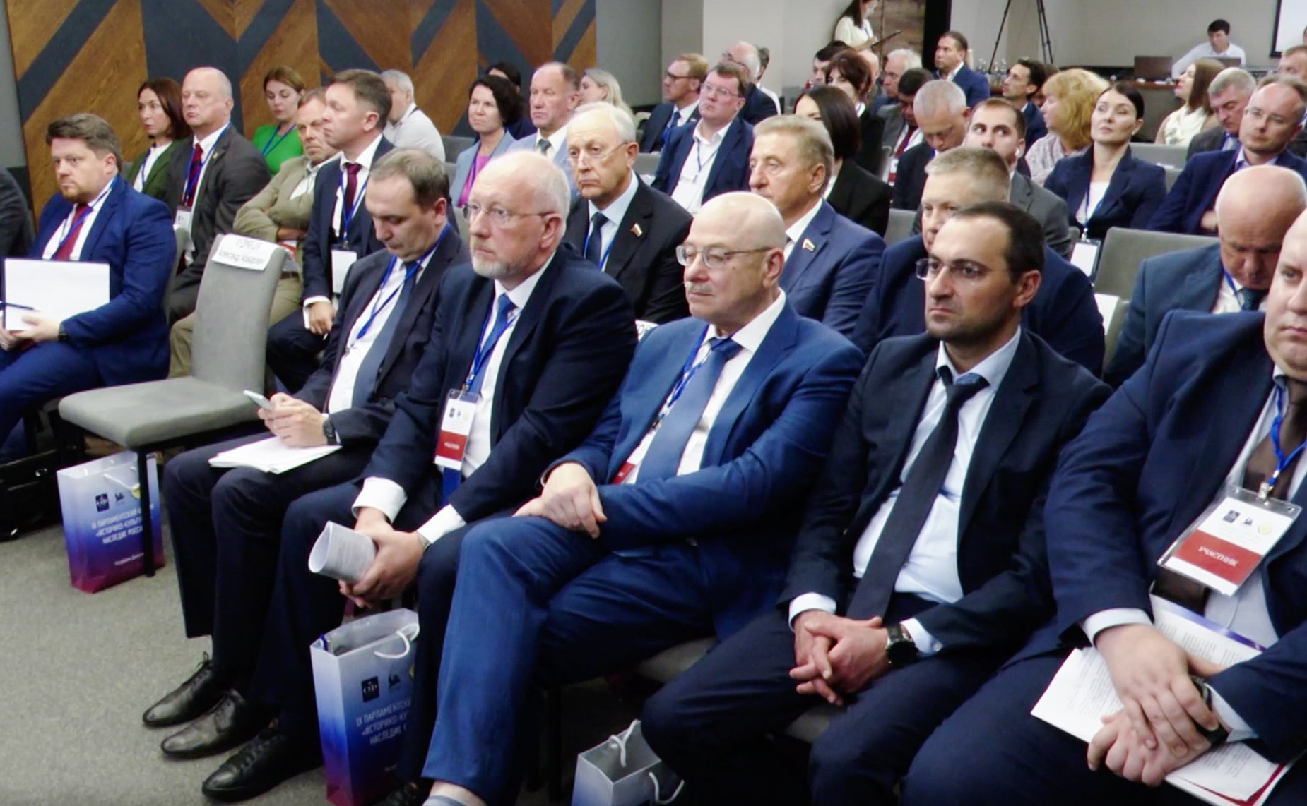 Заседание секции «Развитие исторических поселений в контексте решения задач по сохранению этнокультурного достояния народов России» IX Парламентского форума «Историко-культурное наследие России»