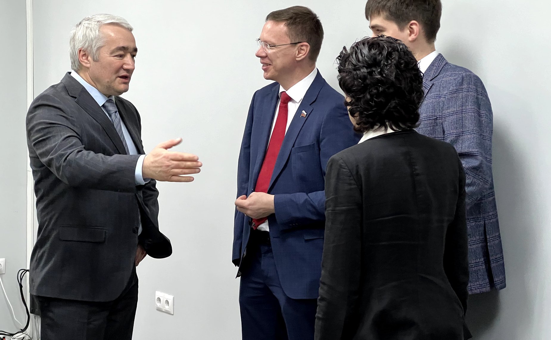 Виталий Назаренко посетил город Ардон, где в рамках проекта открылся современный центр коммуникаций