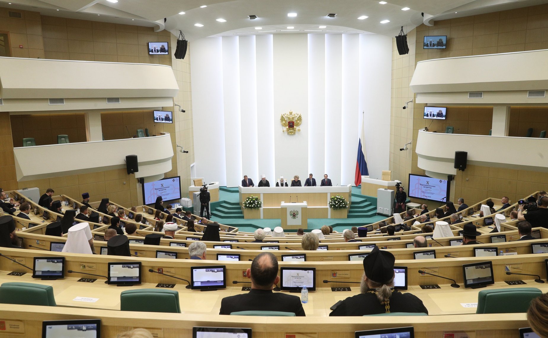 Пленарное заседание Х Парламентских встреч в рамках ХХХ Международных образовательных чтений «К 350-летию со дня рождения Петра I: секулярный мир и религиозность»
