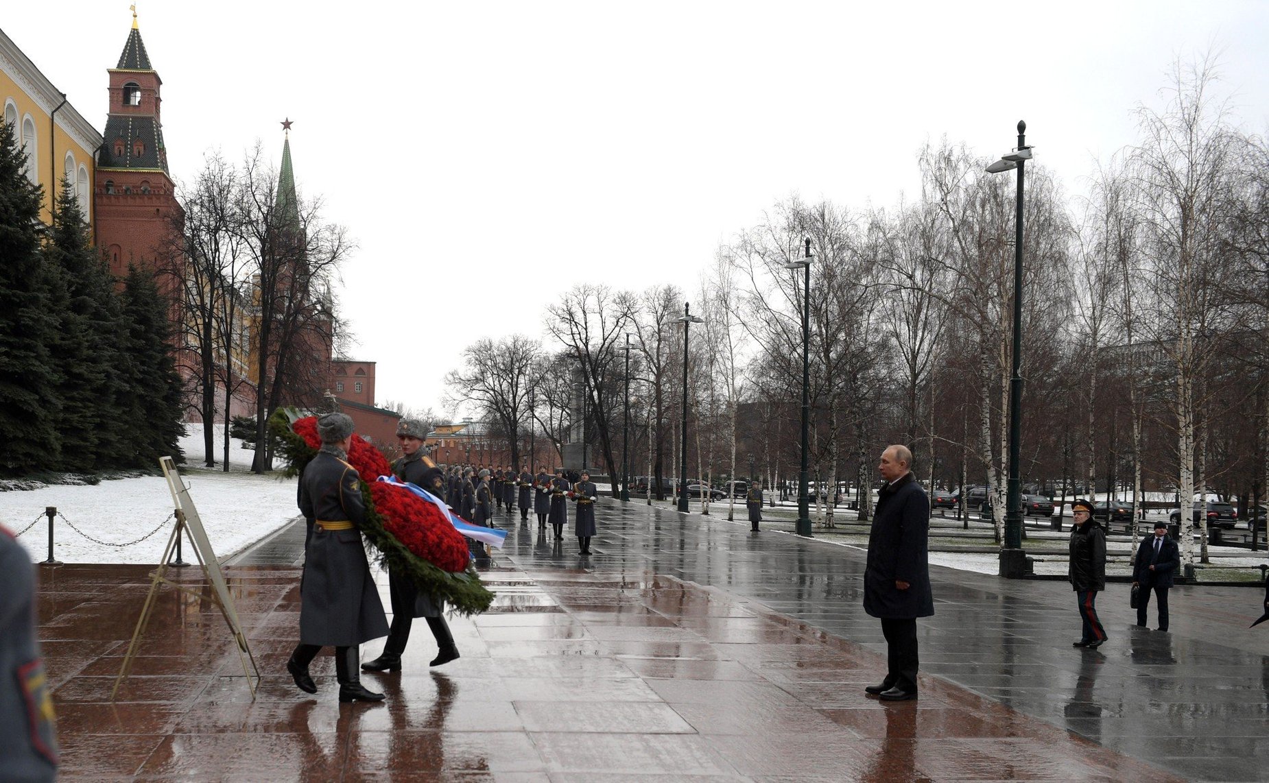 Владимир Путин возложил венок к Могиле Неизвестного Солдата