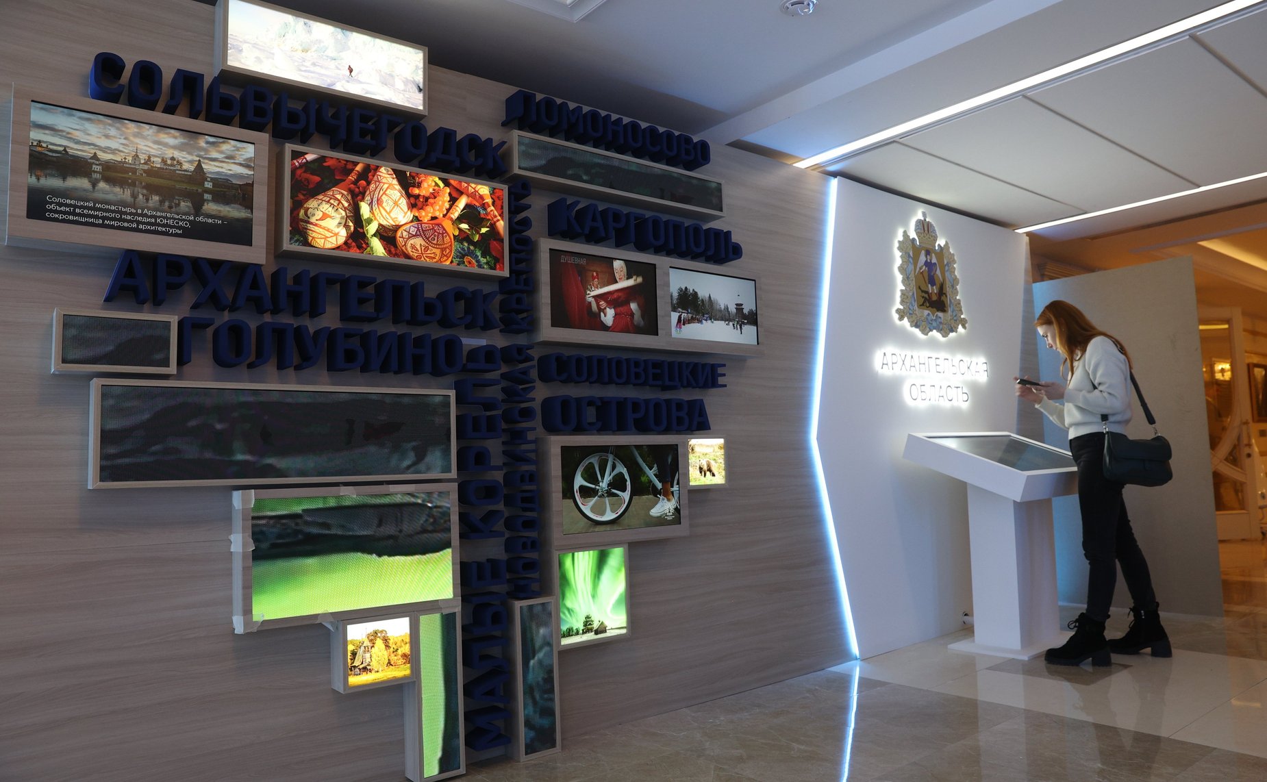 Валентина Матвиенко и губернатор региона Александр Цыбульский осмотрели выставку, посвященную проведению Дней Архангельской области в Совете Федерации