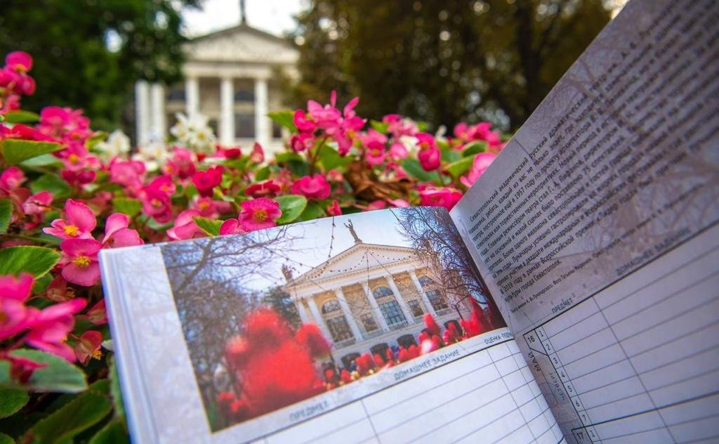 Новые дневники поступили во все образовательные учреждения Севастополя