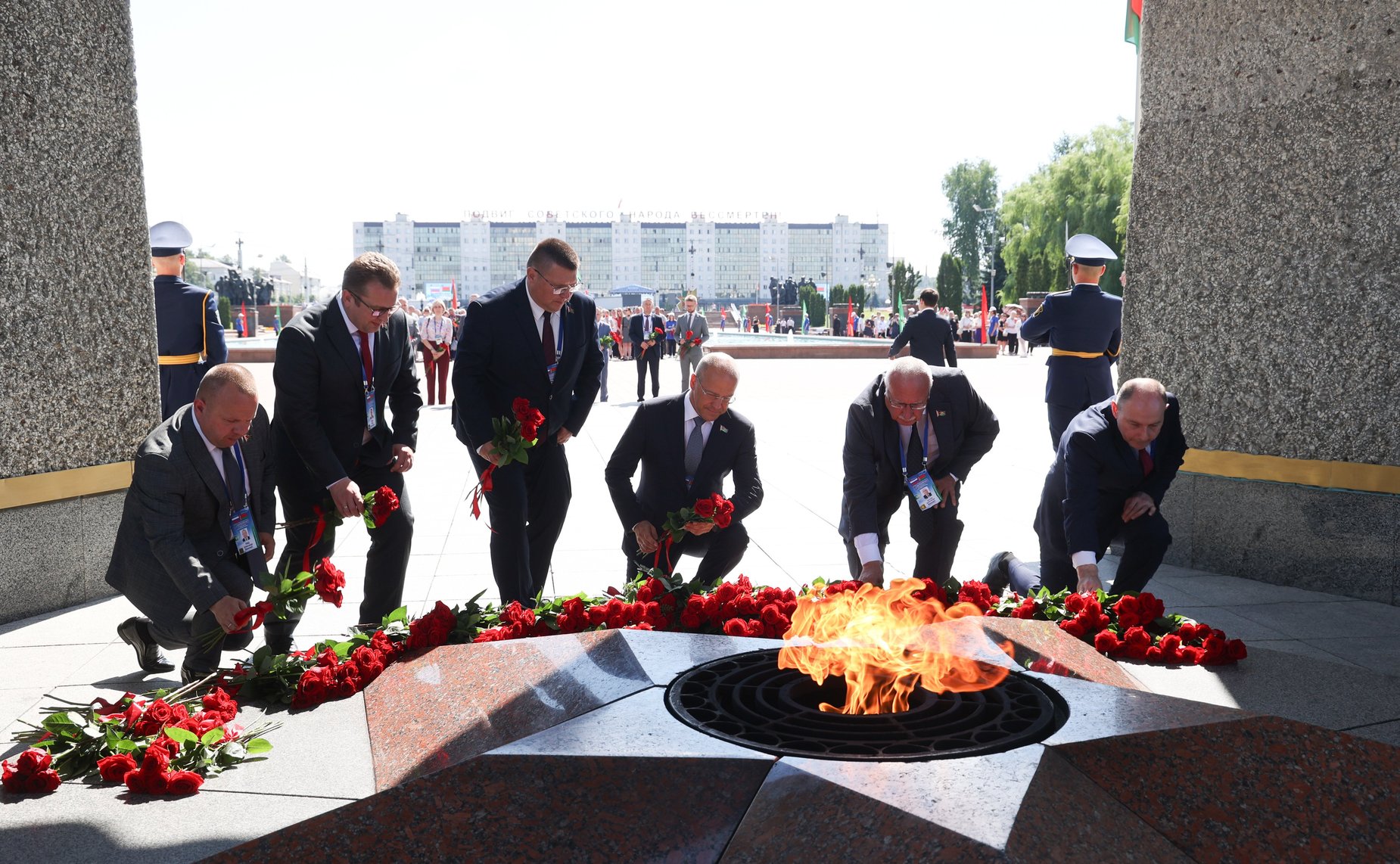Торжественная церемония возложения цветов членами официальных делегаций Совета Республики и Совета Федерации к Вечному огню у монумента «Три штыка»