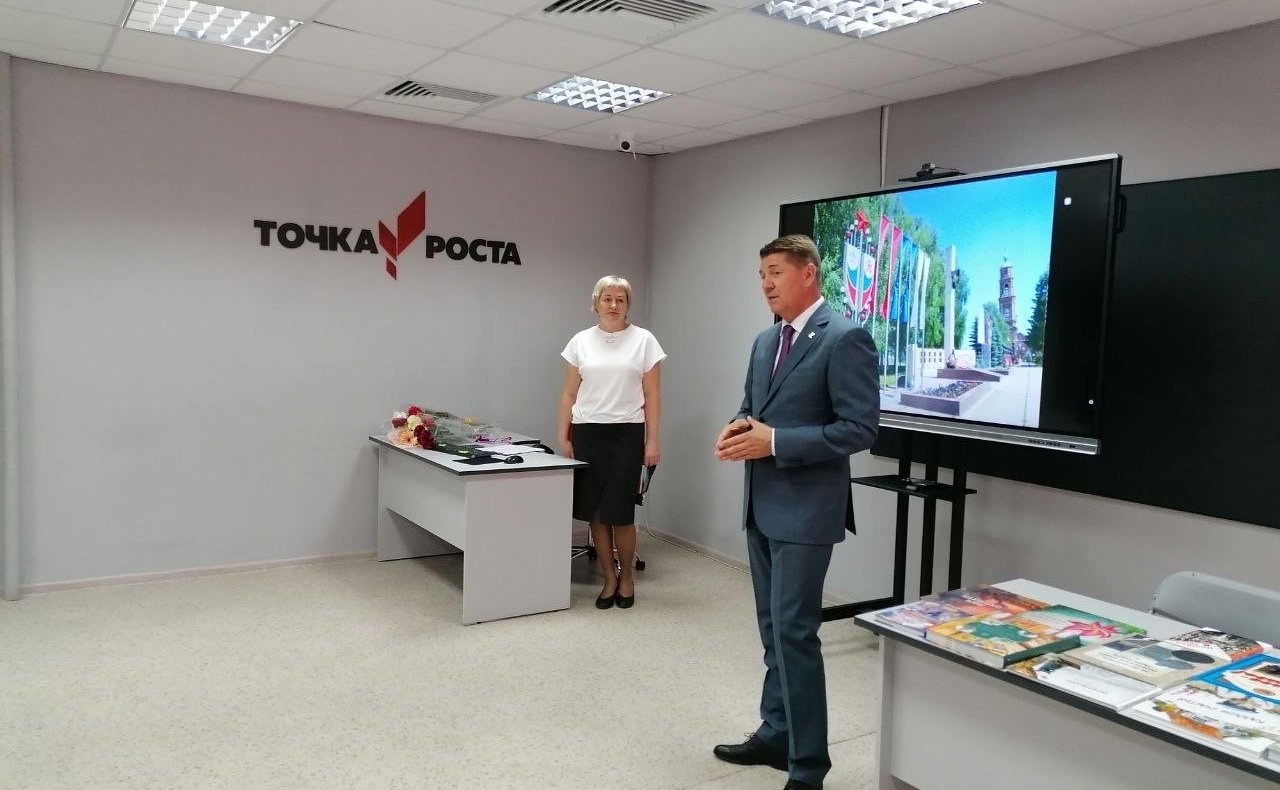 Андрей Шевченко провел первый открытый урок для школьников Шарлыкской общеобразовательной школы № 2