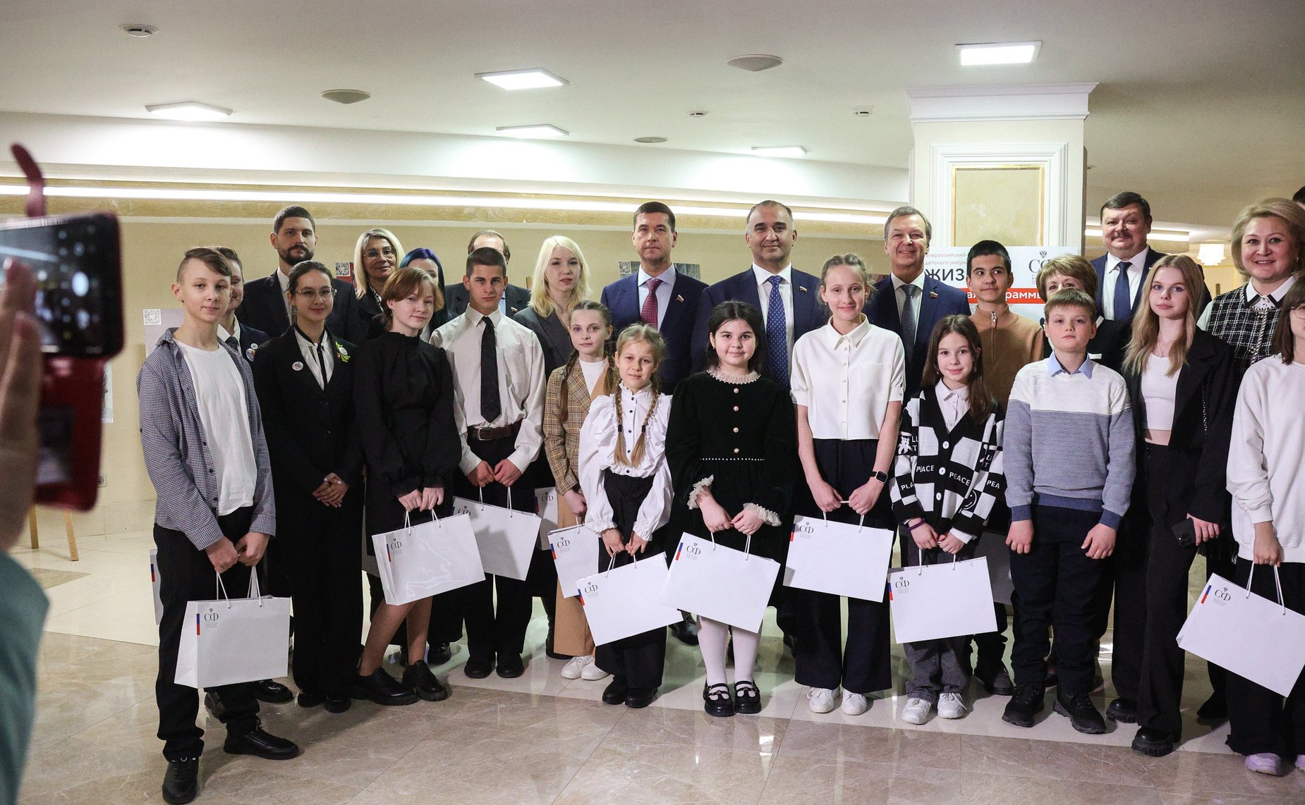 В Совете Федерации открылась выставка картин победителей конкурса детского рисунка, посвященного 80-летию прорыва блокады Ленинграда «Жизнь, деленная на граммы»