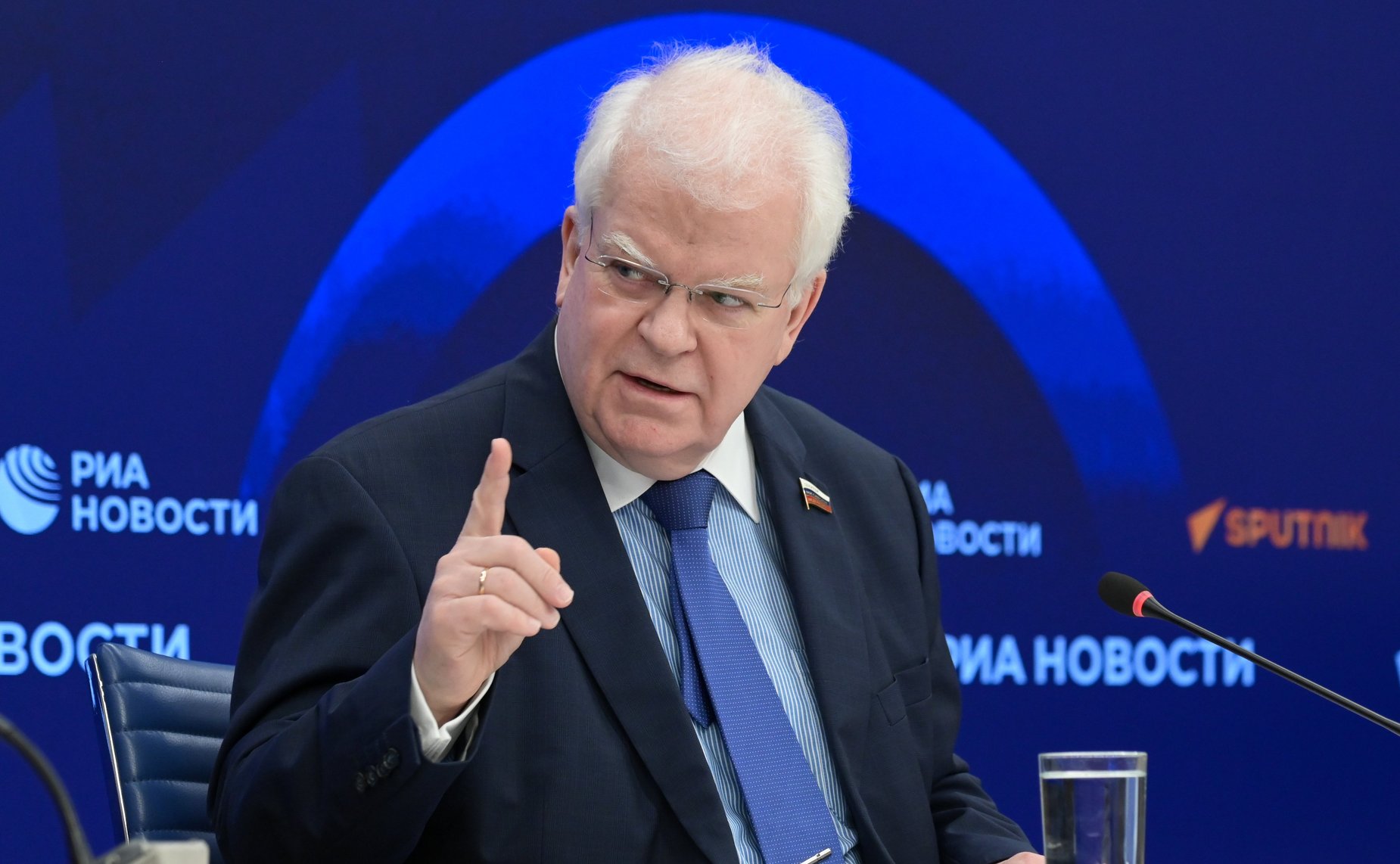 Пресс-конференция первого заместителя председателя Комитета Совета Федерации по обороне и безопасности Владимира Чижова об итогах саммита Европейского Союза и актуальной ситуации в странах Евросоюза и НАТО на фоне происходящих в мире событий