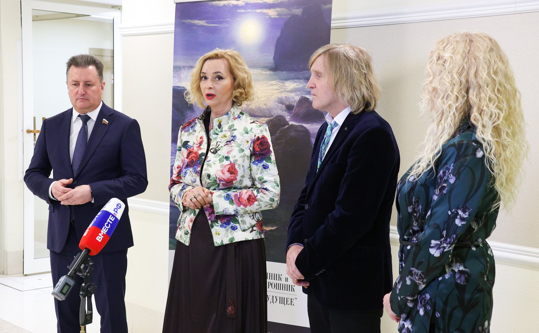 В Совете Федерации состоялось открытие выставки произведений живописи «Цветные письма в будущее»