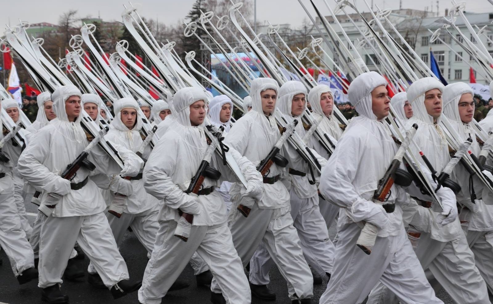 К. Косачев принял участие в Параде Памяти в Самаре
