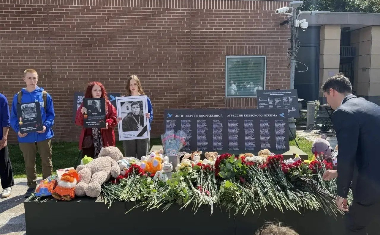 В День памяти детей — жертв киевского режима на Площади Донецкой Народной Республики в Москве прошла акция-реквием